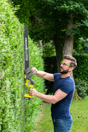 RYOBI - Cortasetos lineal 18V - Diseño en línea - Cuchillas 55 cm - apertura 24 mm - HedgeSweep - 1 batería Lithium+ 18V 2,0 Ah y 1 cargador 1,5 A - RY18HT55A-120