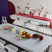 sweeek - Set de 2 mesas de recepción plegables de plástico blanco de 180 cm + 12 sillas auxiliares. Mesa de camping