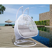 LeisureMod Silla Colgante Huevo para 2 Personas con Soporte - Columpio Hamaca Lounger de Ratán para Patio Exterior/Interior con Cojines