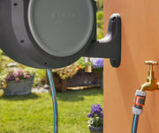 GARDENA 08045 Portamangueras de pared retráctil de 20 m, montaje en pared, retracción automática y bloqueo de longitud para un riego fácil. Soporte giratorio resistente de 180°, boquilla