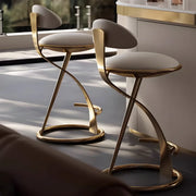Taburete de bar de cuero beige elegante con estructura de metal dorado de lujo