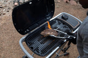 Barbacoa de gas portátil Traveler con soporte plegable y ruedas, quemador de 3,8 kW, superficie de cocción de 2065 cm² y termómetro en la tapa