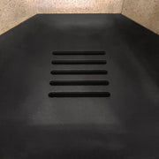Justus Usedom 5 Estufa de leña acero negro con revestimiento de piedra arenisca 5,5 kW potencia nominal cristal prismático sistema de limpieza de cristal compartimento para leña diseño 1 tubo de humos 150 mm