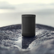 Bang & Olufsen Beosound Explore – Altavoz Bluetooth inalámbrico portátil para exteriores, hogar y viajes, 27 horas de autonomía, resistente al agua, sonido 360° + cable de carga USB-C – Negro antracita