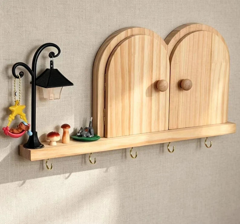 Estante de madera con puerta de hadas y ganchos | Organizador de pared rústico | Decoración de puerta de hadas en miniatura | Decoración de pared estilo cottagecore