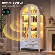 Vitrina de cristal arqueada LVSOMT con iluminación LED, mueble vitrina de 180 cm con puertas de cristal, vitrina curva con 4 estantes de exposición y 2 cajones, luz de 3 colores, vitrina de cristal y madera para salón y pasillo, blanco