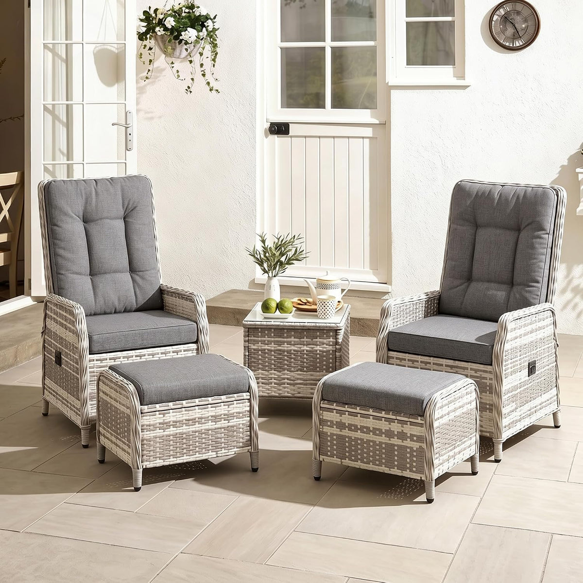 Set de muebles de jardín de ratán de 5 piezas, conjunto de conversación para patio con 2 sillas, 2 taburetes y 1 mesa, respaldos ajustables y cojines suaves, para terrazas, jardines y patios, gris