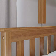 Litera de madera maciza Max & Lily, individual sobre matrimonial con nido de almacenamiento y escalera para niños