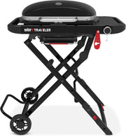 Barbacoa de gas Weber Traveler Compact con carro plegable y ruedas | Barbacoa portátil, parrillas de hierro fundido vitrificado, termómetro integrado en la tapa, quemador de 3,81 kW, 2065 cm² de superficie de cocción, negra