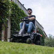 Tractor cortacésped térmico Scheppach MR225-61 - 4,4 kW - 6 CV - Ancho de corte 61 cm - Altura de corte ajustable 35-75 mm - Jardines de hasta 2600 m² - Cesta de 150 l