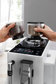 Cafetera superautomática De'Longhi Rivelia EXAM440.55.W con sistema de leche LatteCrema, recipiente de granos intercambiable, 16 bebidas de café y leche con solo tocar un botón, función Extra-Shot, pantalla táctil de 3,5 pulgadas, color blanco