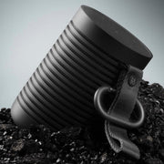 Bang & Olufsen Beosound Explore – Altavoz Bluetooth inalámbrico portátil para exteriores, hogar y viajes, 27 horas de autonomía, resistente al agua, sonido 360° + cable de carga USB-C – Negro antracita