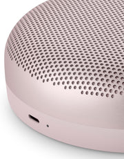 Bang & Olufsen Beosound A1 (2.ª gen.) – Altavoz Bluetooth portátil inalámbrico, resistente al agua IP67, sonido 360 grados, asistente de voz Alexa y manos libres, 18 horas de batería - Black Anthracite