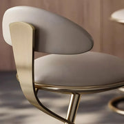 Taburete de bar de cuero beige elegante con estructura de metal dorado de lujo