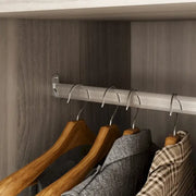 Armario moderno independiente de madera maciza con estantes de almacenamiento