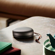 Bang & Olufsen Beosound A1 (2.ª gen.) – Altavoz Bluetooth portátil inalámbrico, resistente al agua IP67, sonido 360 grados, asistente de voz Alexa y manos libres, 18 horas de batería - Black Anthracite