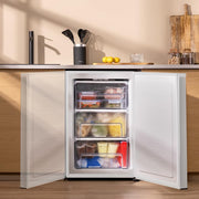 Congelador vertical Cecotec 97 L Bolero CoolMarket TF 97 White. Clase energética E, diseño compacto, puerta reversible, 3 cajones, dimensiones 55,1 x 57,5 x 83,5 cm, color blanco