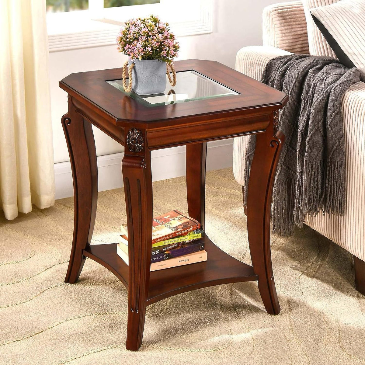 Mesa auxiliar cuadrada de alta gama con tablero de cristal templado, mesa auxiliar estilo granja con estante, mesa esquinera de salón con patas de madera tallada, 60.5 cm de altura, color cerezo CJZ-A1168-GT