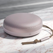 Bang & Olufsen Beosound A1 (2.ª gen.) – Altavoz Bluetooth portátil inalámbrico, resistente al agua IP67, sonido 360 grados, asistente de voz Alexa y manos libres, 18 horas de batería - Black Anthracite