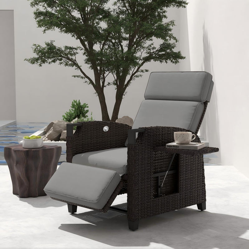 UDPATIO Tumbona con cojín, sillón de jardín resistente a la intemperie, respaldo ajustable a 150°, tumbona de ratán con mesa auxiliar para uso en interiores y exteriores, cojín gris y ratán marrón oscuro