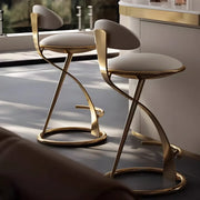 Taburete de bar de cuero beige elegante con estructura de metal dorado de lujo