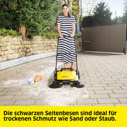 Barredora Kärcher S 4 Twin 2 en 1, amarillo/negro | Rendimiento de superficie máx.: 2400 m²/h, 2 cepillos laterales, depósito de suciedad: 20 l, ancho útil: 680 mm