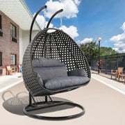 LeisureMod Silla Colgante Huevo para 2 Personas con Soporte - Columpio Hamaca Lounger de Ratán para Patio Exterior/Interior con Cojines