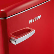 Mininevera retro SEVERIN, incluye opción de refrigeración que ahorra espacio, 2 estantes de altura ajustable, compartimento congelador integrado, extremadamente silenciosa - 37 dB, capacidad útil de 108 L, rojo, RKS 8830