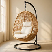 Silla colgante de ratán con cojines beige