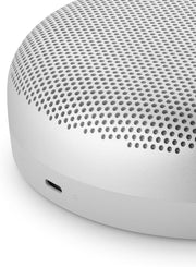 Bang & Olufsen Beosound A1 (2.ª gen.) – Altavoz Bluetooth portátil inalámbrico, resistente al agua IP67, sonido 360 grados, asistente de voz Alexa y manos libres, 18 horas de batería - Black Anthracite