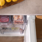 Congelador vertical Cecotec 97 L Bolero CoolMarket TF 97 White. Clase energética E, diseño compacto, puerta reversible, 3 cajones, dimensiones 55,1 x 57,5 x 83,5 cm, color blanco