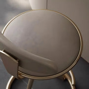 Taburete de bar de cuero beige elegante con estructura de metal dorado de lujo