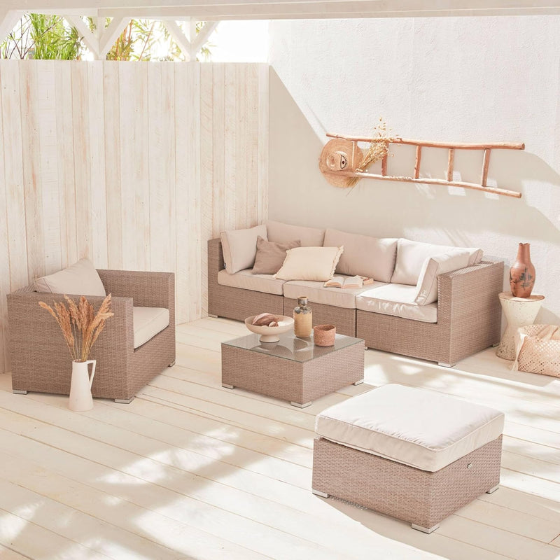 Alice's Garden - Conjunto de jardín de resina trenzada - Caligari - Beige. Cojines beige - 5 plazas - 1 sillón. 1 sillón sin reposabrazos. 1 puf. 2 sillones esquineros. Una mesa de centro.
