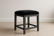 Taburete cuadrado de tela negra con estructura de madera 45x40x40cm