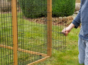 Parque exterior Kerbl con protección contra fugas (distancia entre barrotes de 2,5 cm, recinto cubierto, con techo de plástico, incluye caseta para animales pequeños + plataforma de observación) 81708