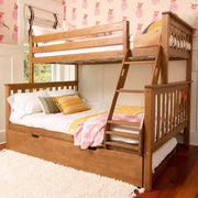 Litera de madera maciza Max & Lily, individual sobre matrimonial con nido de almacenamiento y escalera para niños