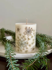 Vela botánica de soja - Flor de copo de nieve, aroma invernal (pino, canela, vainilla), 9x7,5 cm, 100% cera de soja