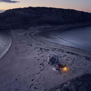 Bang & Olufsen Beosound Explore – Altavoz Bluetooth inalámbrico portátil para exteriores, hogar y viajes, 27 horas de autonomía, resistente al agua, sonido 360° + cable de carga USB-C – Negro antracita