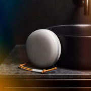 Bang & Olufsen Beosound A1 (2.ª gen.) – Altavoz Bluetooth portátil inalámbrico, resistente al agua IP67, sonido 360 grados, asistente de voz Alexa y manos libres, 18 horas de batería - Black Anthracite