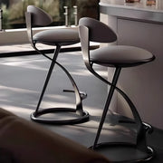 Taburete de bar de cuero beige elegante con estructura de metal dorado de lujo