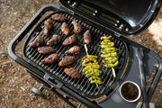 Barbacoa de gas Weber Traveler Compact con carro plegable y ruedas | Barbacoa portátil, parrillas de hierro fundido vitrificado, termómetro integrado en la tapa, quemador de 3,81 kW, 2065 cm² de superficie de cocción, negra