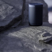 Bang & Olufsen Beosound Explore – Altavoz Bluetooth inalámbrico portátil para exteriores, hogar y viajes, 27 horas de autonomía, resistente al agua, sonido 360° + cable de carga USB-C – Negro antracita
