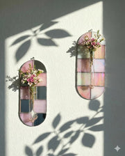 Florero de pared de vidrieras con patrón de tablero de ajedrez rosa y blanco, arte de jardín bohemio, lámina de cobre Tiffany
