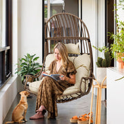 YITAHOME Silla colgante tipo huevo con capacidad de carga de 150 kg, sillón colgante de ratán con cojín y portavasos, silla tipo cesta colgante para jardín, patio, balcón, sala de estar, beige