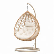 Sillón colgante de ratán con cojín beige