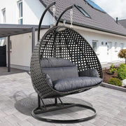 LeisureMod Silla Colgante Huevo para 2 Personas con Soporte - Columpio Hamaca Lounger de Ratán para Patio Exterior/Interior con Cojines