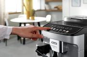 Cafetera superautomática De'Longhi Magnifica Evo ECAM 292.81.B con sistema de leche LatteCrema, 7 botones de selección directa para cappuccino, espresso y otras especialidades de café, función de 2 tazas, negro
