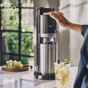 Gasificadora de agua SodaStream DUO Comfort-Set con cilindro de CO2 Quick-Connect | incl. 2 botellas de vidrio de 1 L, 2 botellas de plástico FUSE de 1 L (aptas para lavavajillas) y escurridor de botellas | Color: Titanio
