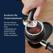 Cafetera de brazo De'Longhi La Specialista Arte EC9155.W, máquina de espresso con molinillo, 8 niveles de molienda, 15 bares, 3 temperaturas, boquilla para espuma de leche, 1550W, depósito de 1,7L, blanca, incluye kit de barista