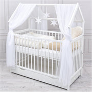 Set completo de cuna Baby Delux, cama casita de 60x120 cm, color blanco, con cajón, barrera anticaídas, colchón, ropa de cama y set de decoración (Prince Stars)